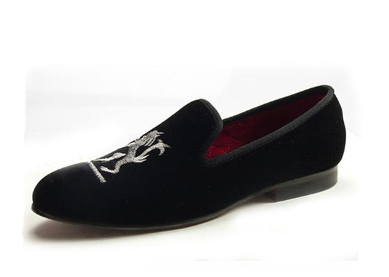 Lion Embroidered Mens Velvet Loafers Handmade Mens Black Velvet Slippers For Wedding