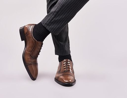 Lace Up Mens Pointed Toe Dress Shoes Autumn Mens Brown Brogue Shoes For Wedding