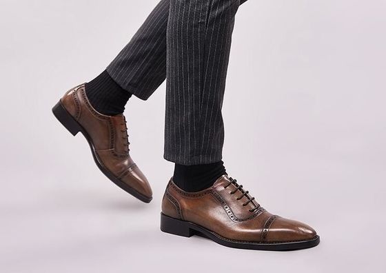 Lace Up Mens Pointed Toe Dress Shoes Autumn Mens Brown Brogue Shoes For Wedding